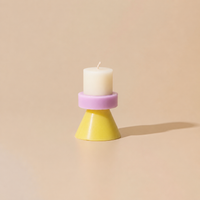 Bougie Stack Mini Yod & Co blanc, lilas et jaune sur fond beige