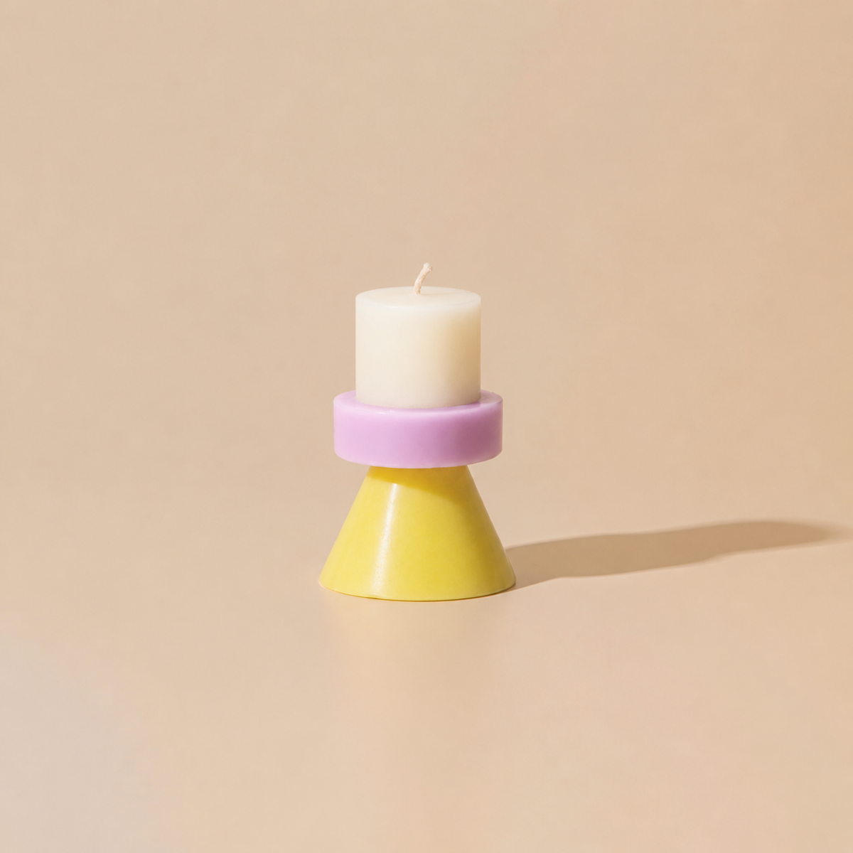 Bougie Stack Mini Yod & Co blanc, lilas et jaune sur fond beige