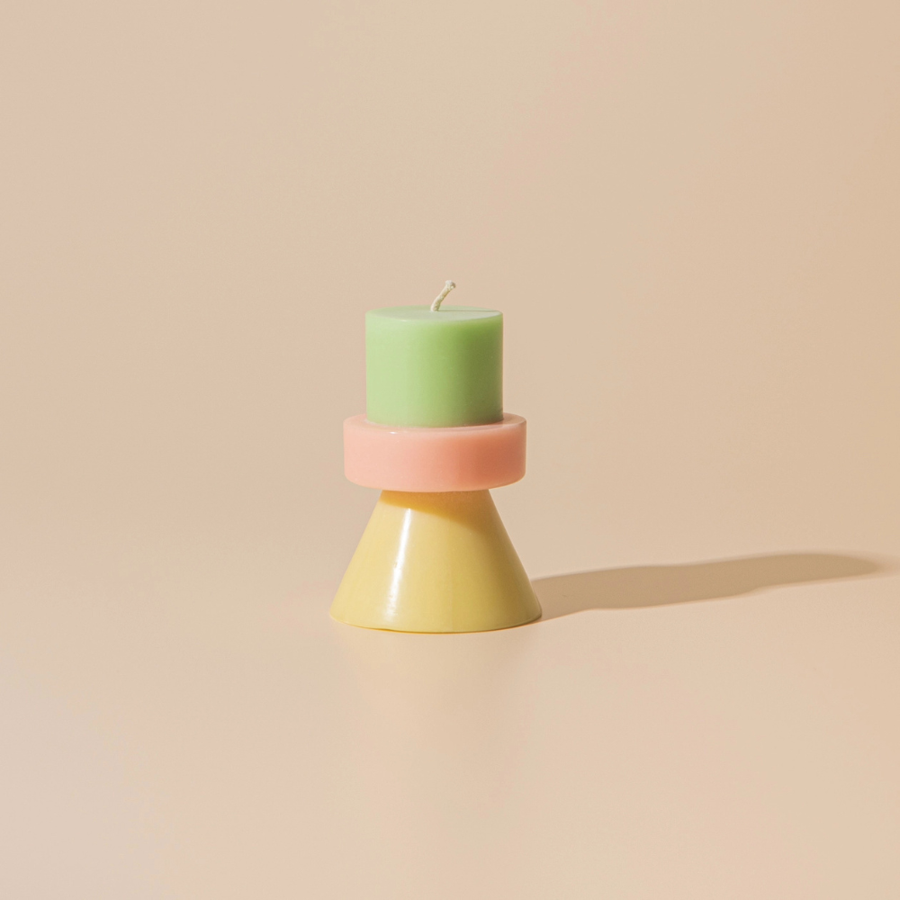 Bougie Stack Mini Yod & Co vert lime, corail et jaune sur fond beige