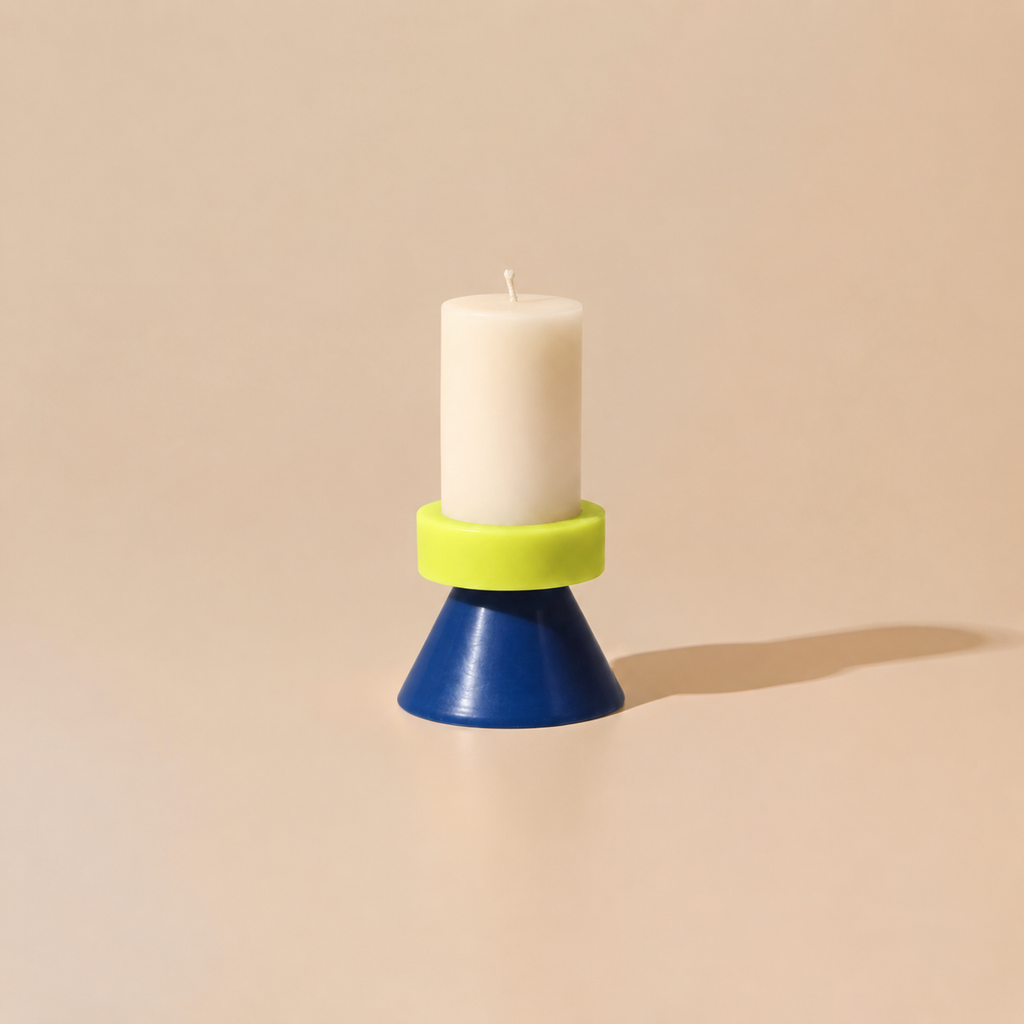 Bougie Stack Tall Yod & Co blanc, jaune et bleu sur fond beige