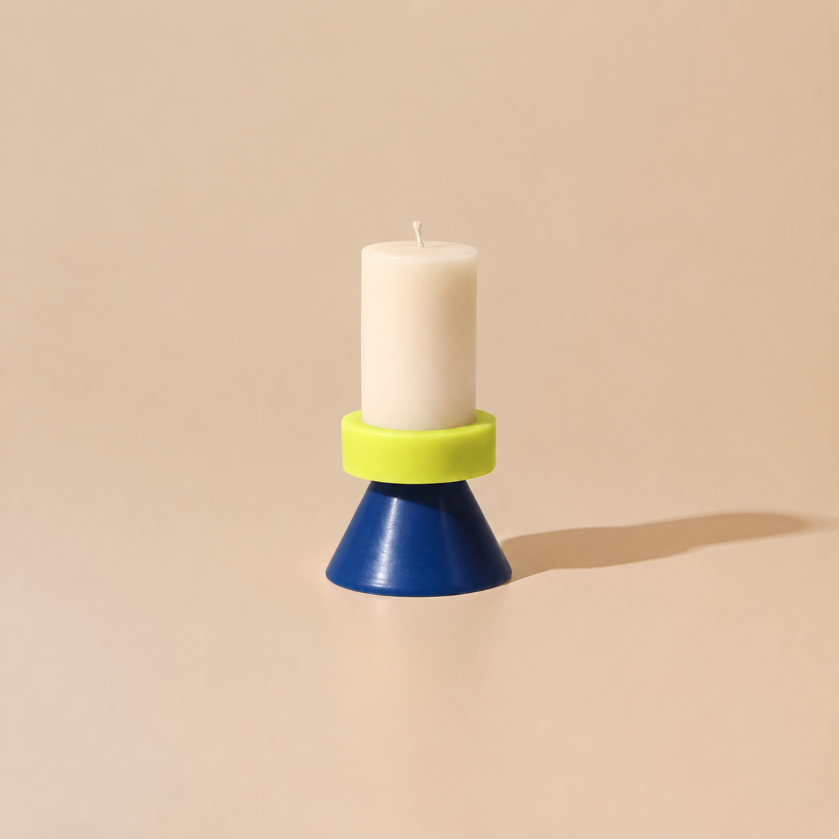 Bougie Stack Tall Yod & Co blanc, jaune et bleu sur fond beige