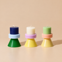 Trois bougies Stack Mini Yod & Co colorées sur fond beige