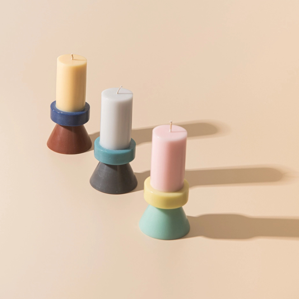 Bougies Stack Tall Yod & Co colorées sur fond beige