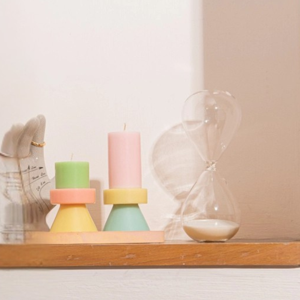 Bougies Stack Tall Yod & Co colorées dans une mise en scène déco