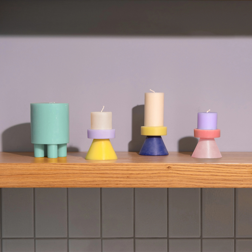 Collection de bougies Stack Yod & Co colorées sur une étagère