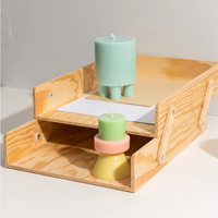 Bougies Stack Yod & Co colorées dans une mise en scène déco