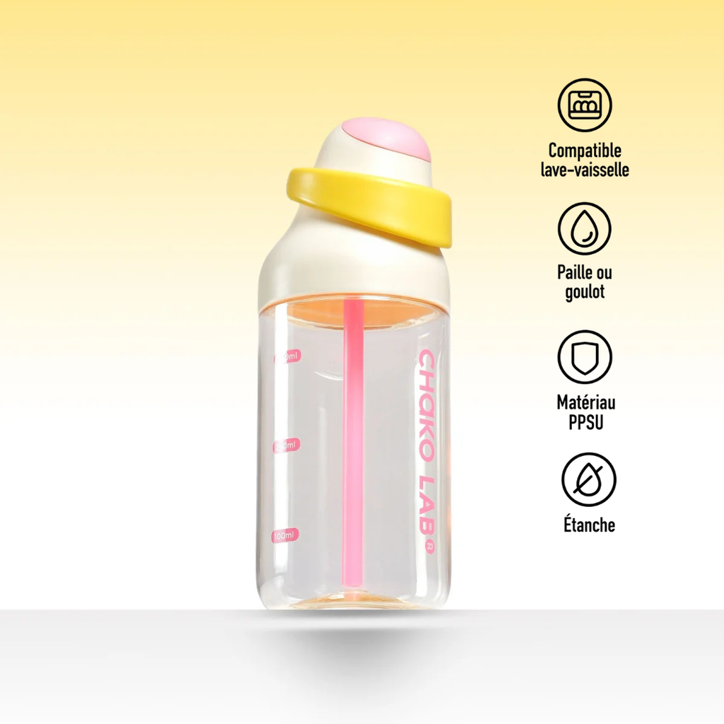 Gourde à paille Kada Cup blanche 550 ml de Chako Lab, posée sur fond jaune.