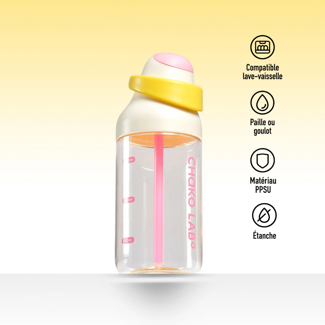 Gourde à paille Kada Cup blanche 550 ml de Chako Lab, posée sur fond jaune.