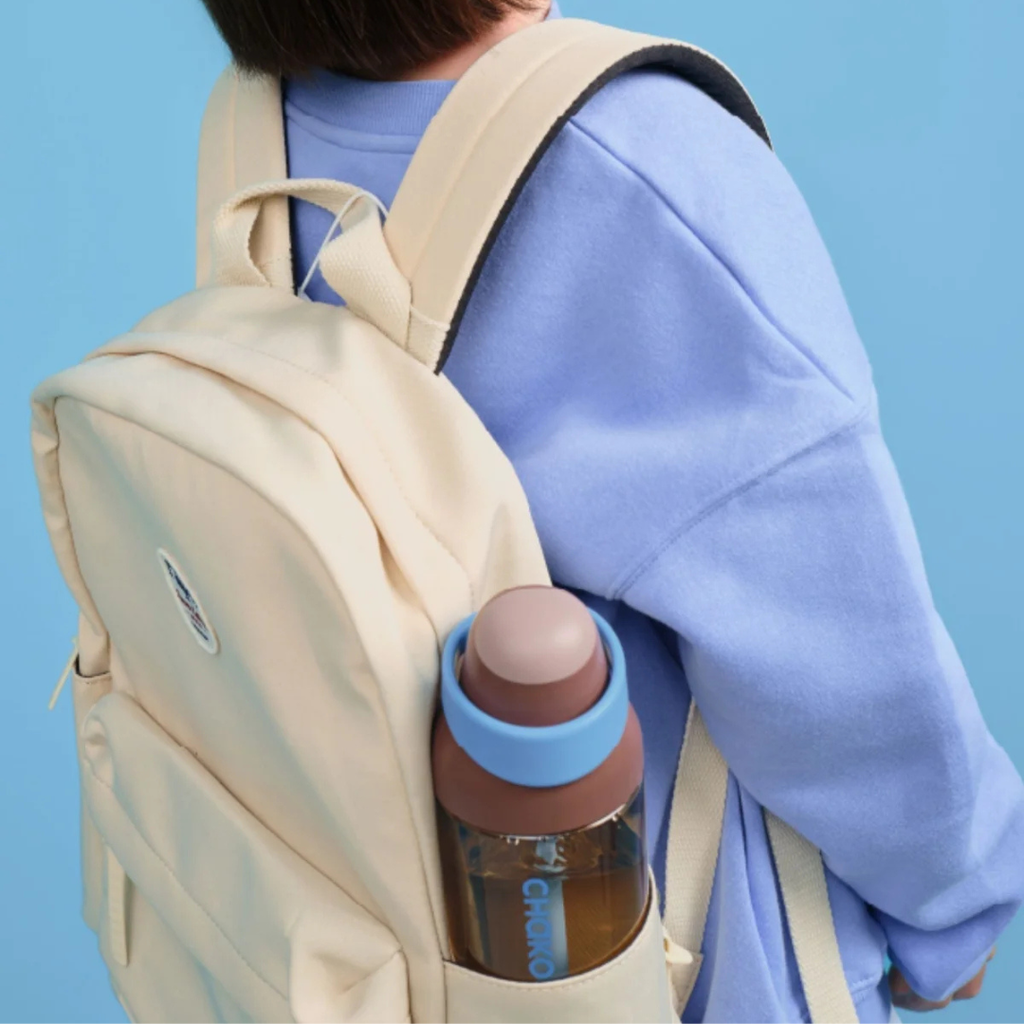 Gourde à paille Kada Cup brune 550 ml de Chako Lab, dans un sac à dos.