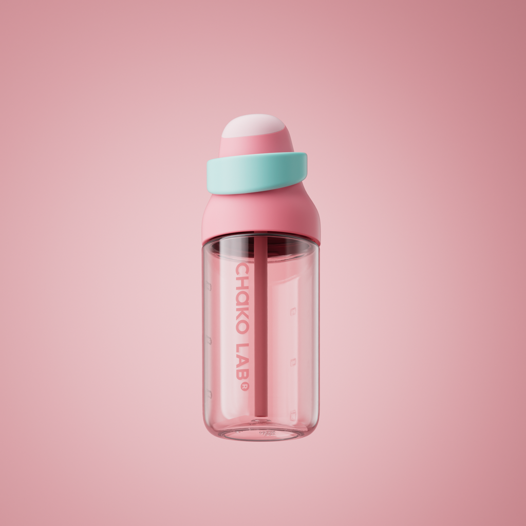 Gourde à paille Kada Cup rose 550 ml de Chako Lab, posée sur fond uni rose.