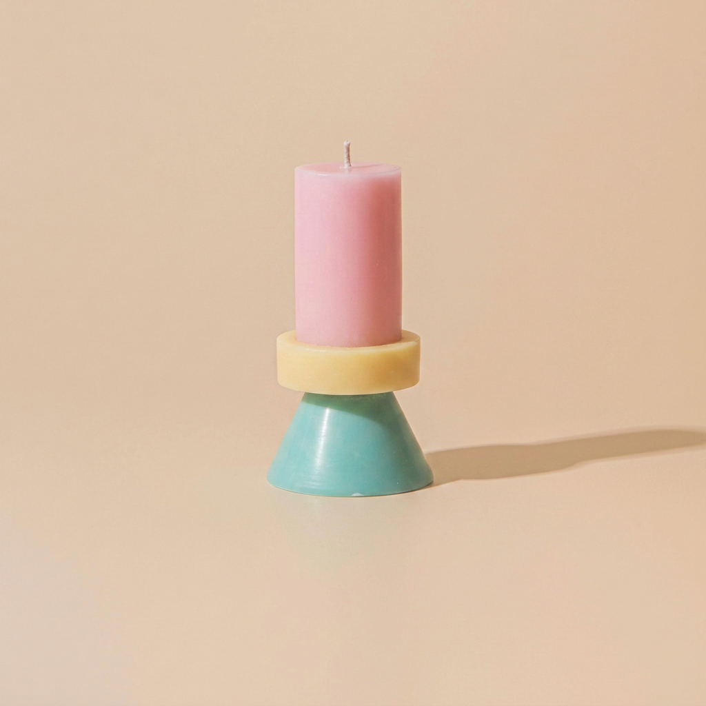 Grande bougie Stack Tall Yod & Co rose, jaune pâle et menthe sur fond beige