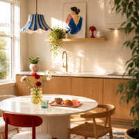 Petit plateau rouge et rose Wrap Magazine mis en scène dans un intérieur