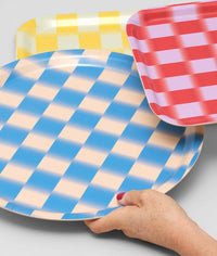 Trois plateaux de service Wrap Magazine jaune, rouge et bleu mis en scène